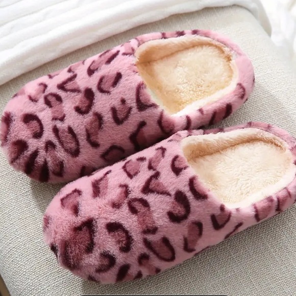 Shoes - Women's Fluffy Home Slippers 😍Host-Pick!